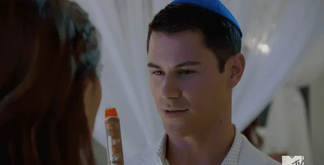 "¿Esto es superglue o epinefrina? ¿Eres hetero o bisexual? Contéstame"