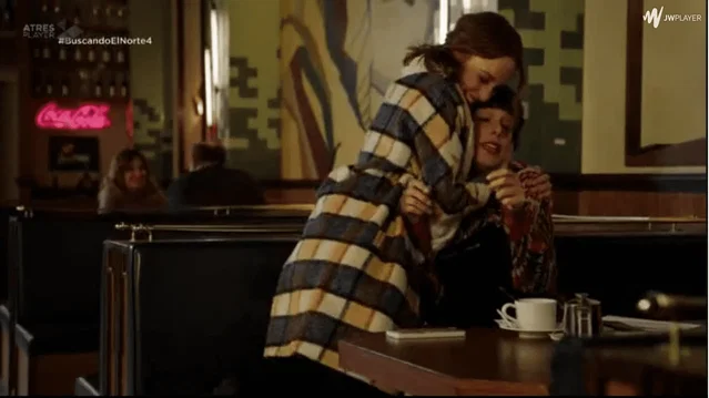 carol y adela abrazo