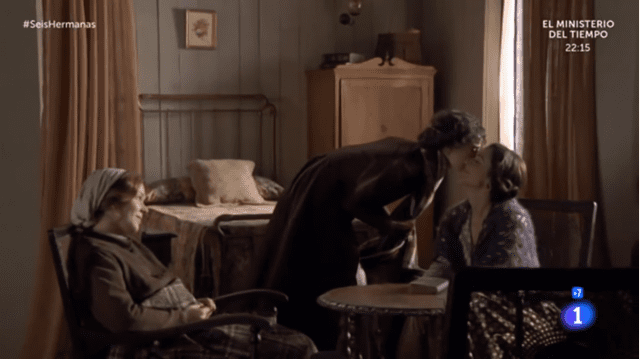 celia y aurora beso mejilla