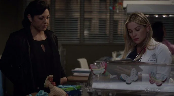 Callie-se-acerca-a-platicar-con-Arizona