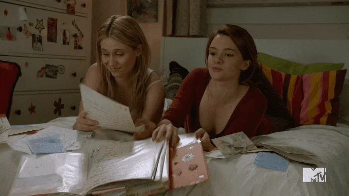 "¿Qué es esto que has escrito aquí sobre mis tet...?"