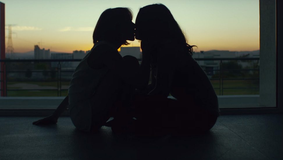 Beso entre chicas reik ya me enter&eacute;