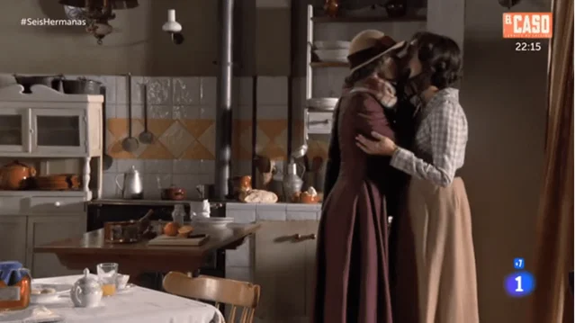 celia y aurora beso