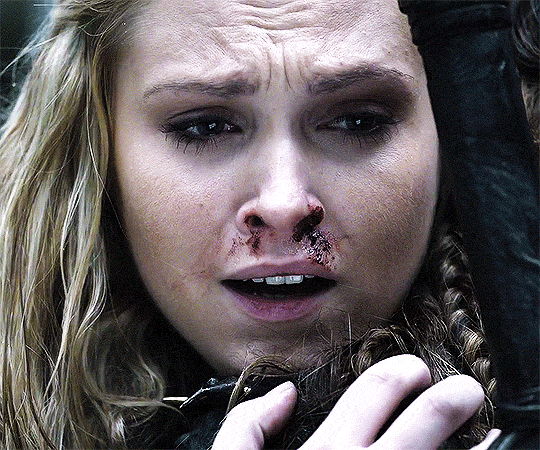 Clarke abrazando a lexa