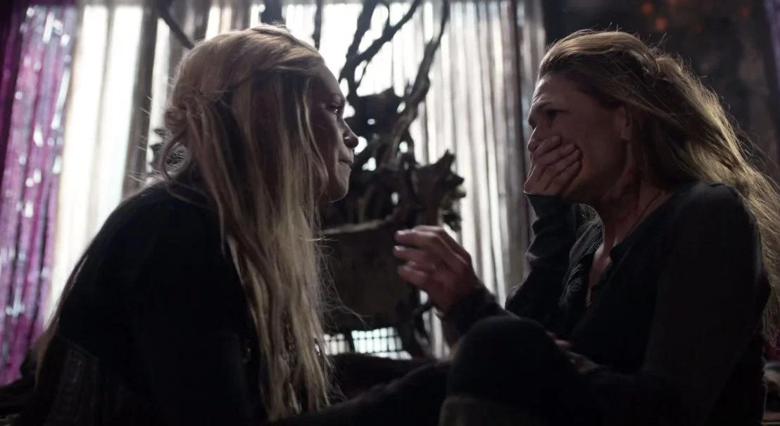 Clarke hablando con Abby