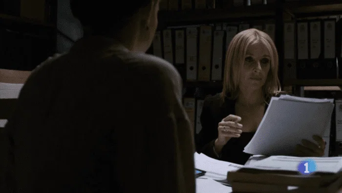 "Espera un momentito que termine de corregir este examen y te atiendo..."