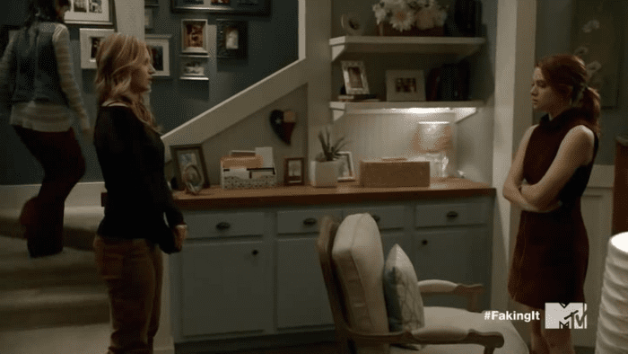 Demasiada distancia entre vosotras. HACED LAS PACES