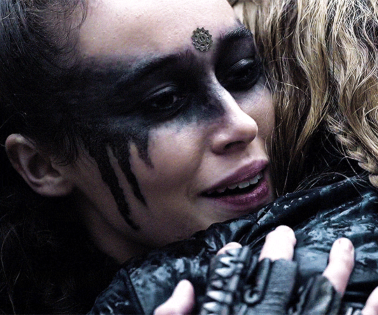 Lexa abrazando a Clarke