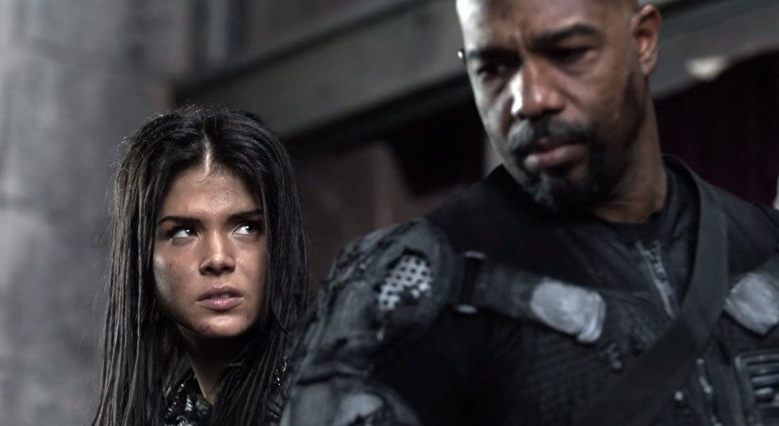 Octavia mirando a Pike