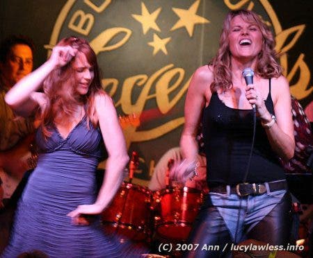 Fotos de Lucy Lawless en su concierto en Chicago