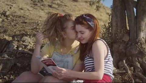 Pareja l&eacute;sbica canci&oacute;n loquillo