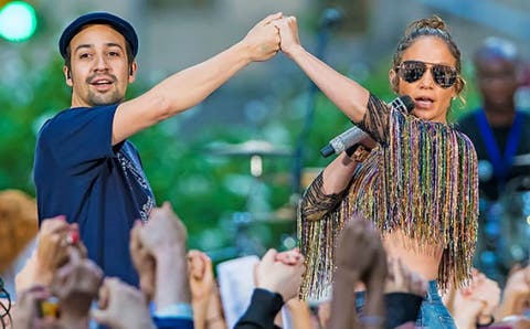 Hands y Love Make the World Go &lsquo;Round: Dos canciones contra el odio