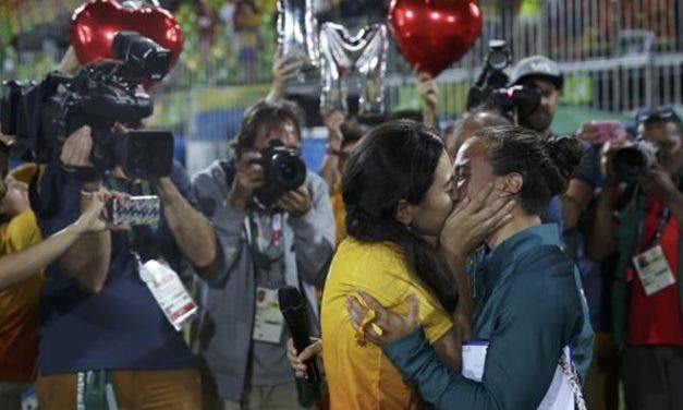 ¡Esta pareja lésbica se ha comprometido en los Juegos Olimpicos y ha sido genial!