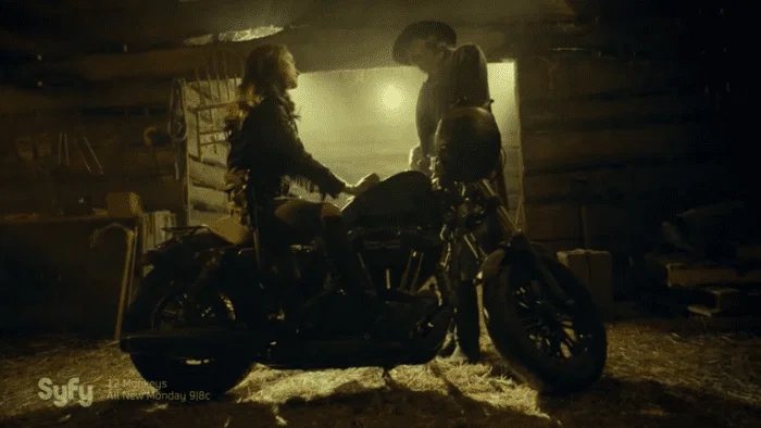 "Wynonna, ¿seguro que no prefieres montarme a mí en vez de montar esta moto?"