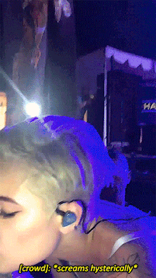 Halsey besando a una fan del público (Vía santin0.tumblr.com)