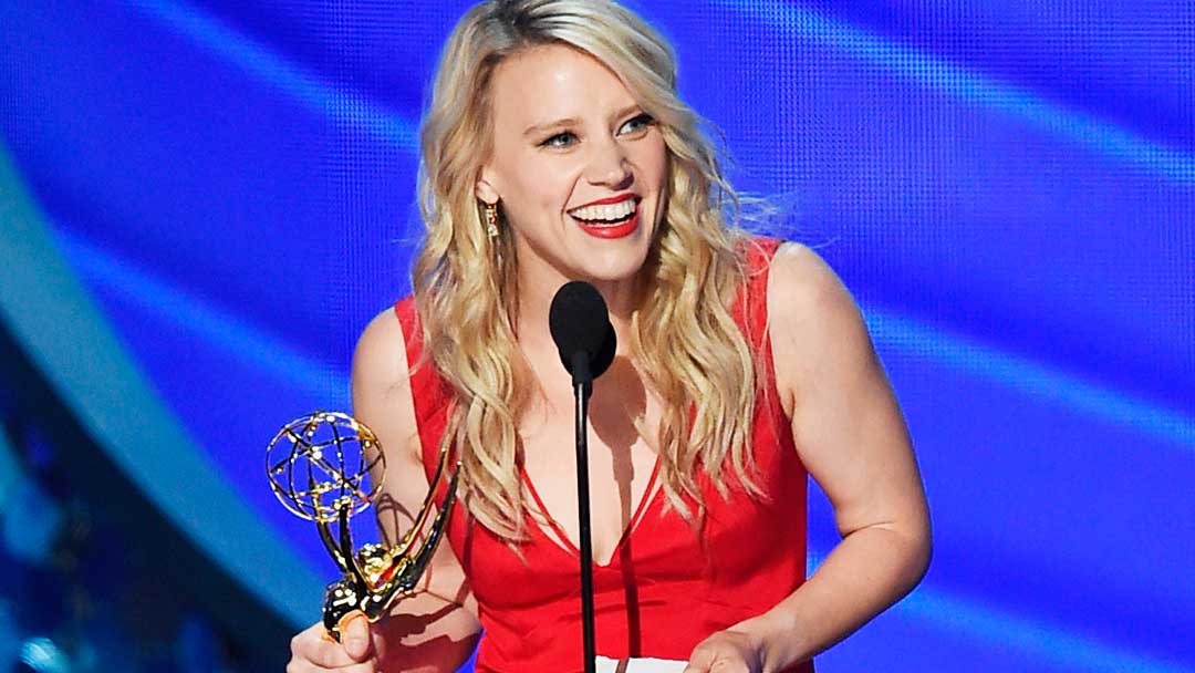 Kate McKinnon recogiendo su Emmy
