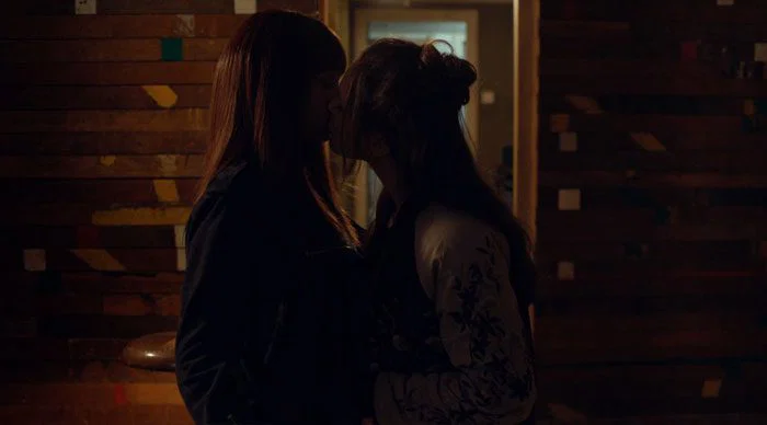 Niska y Astrid besándose