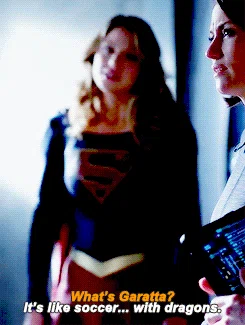 "¿Qué es Garatta?" "Es como el fútbol, pero con dragones" (Vía cwsupergirlgifs.tumblr.com)