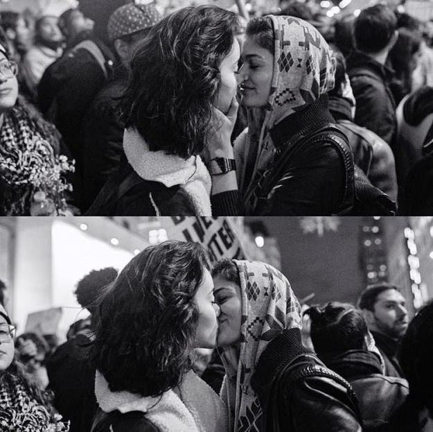 pareja lésbica besándose