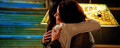 Maggie y Alex abrazándose