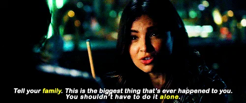 "Dile a tu familia. Esto es lo más grande que te ha pasado y no deberías tener que vivirlo sola" (Vía supergirl-daily.tumblr.com)