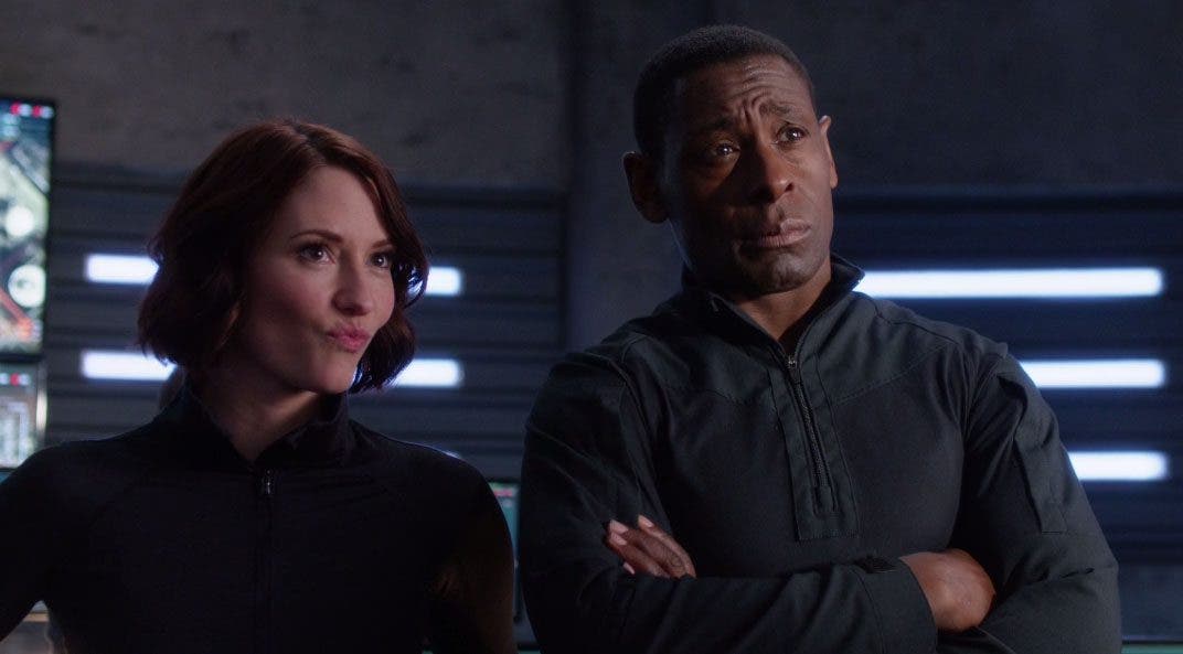 Alex y John mirando a Supergirl