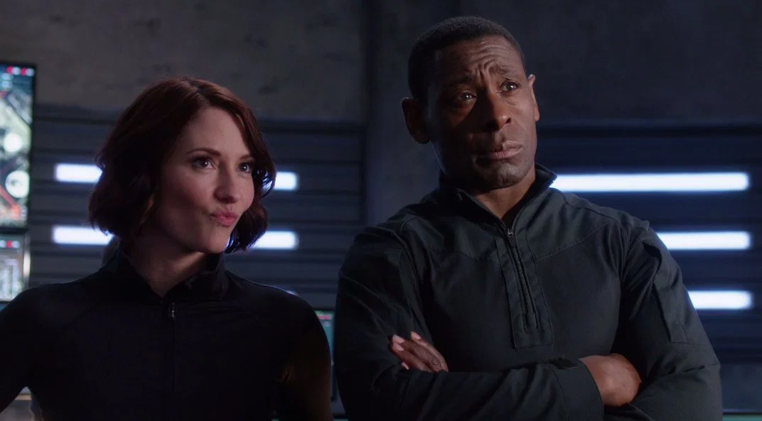 Alex y John mirando a Supergirl