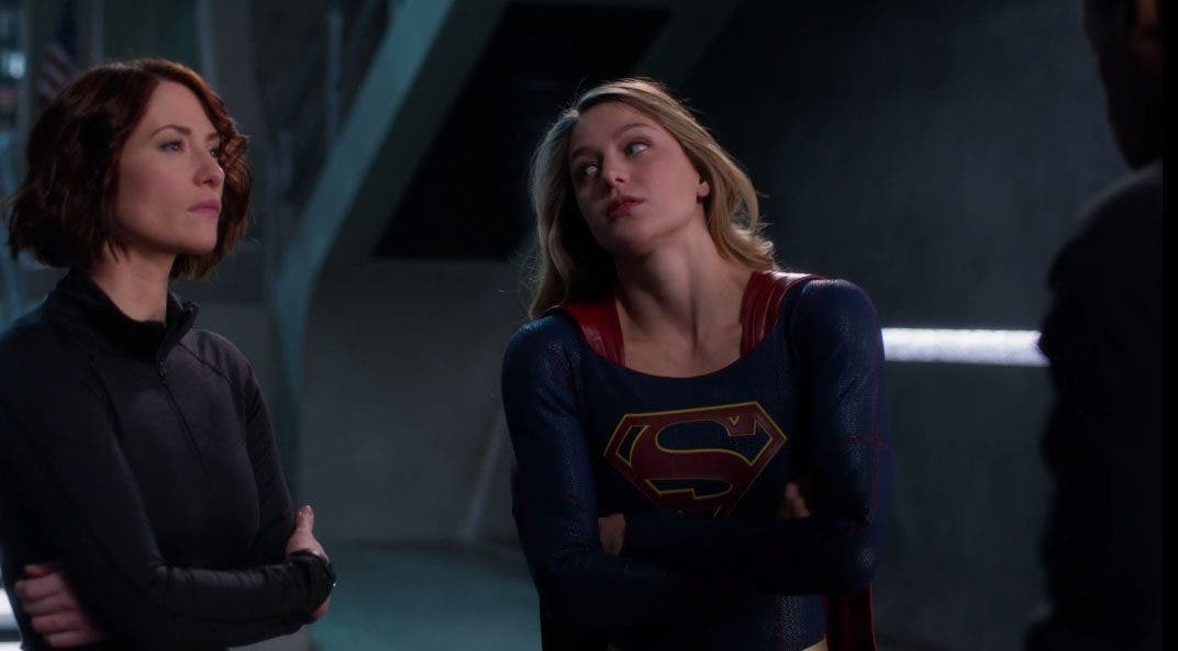 Alex y Supergirl hablan con John