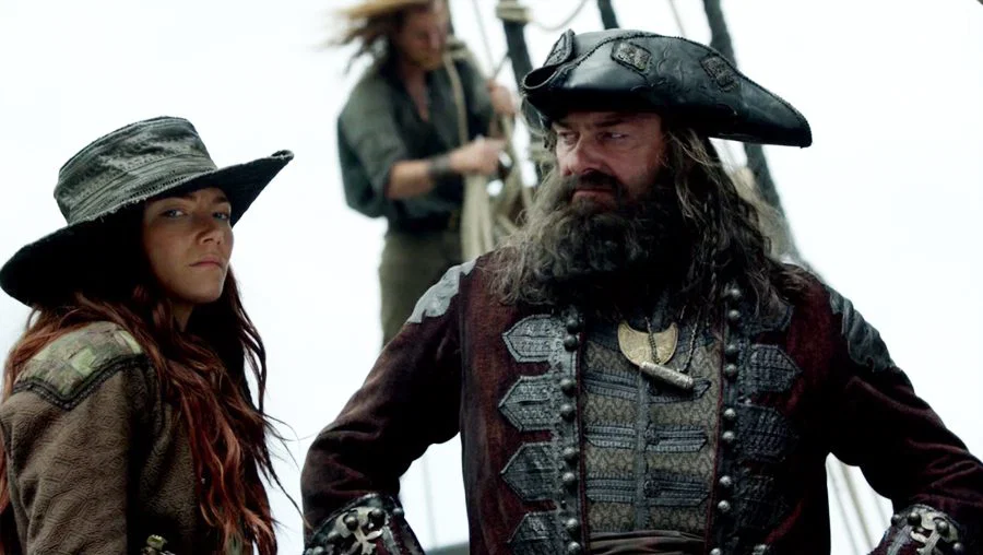 Anne Bonny hablando con Barba Negra