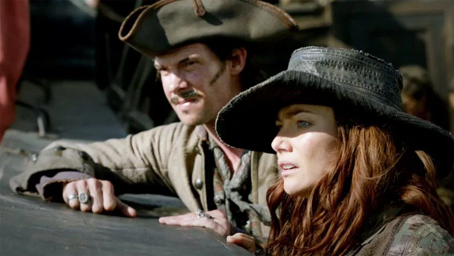 Anne Bonny mirando al horizonte