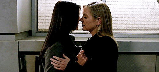 Arizona y Eliza besándose