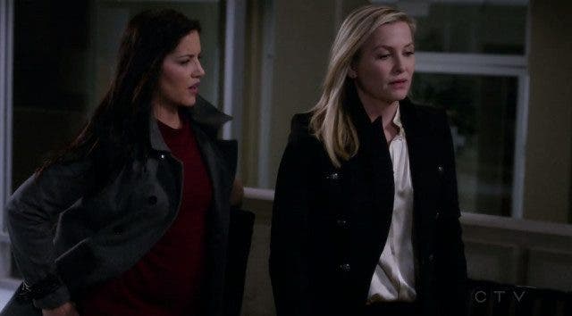 Arizona y Eliza hablando en el estacionamiento