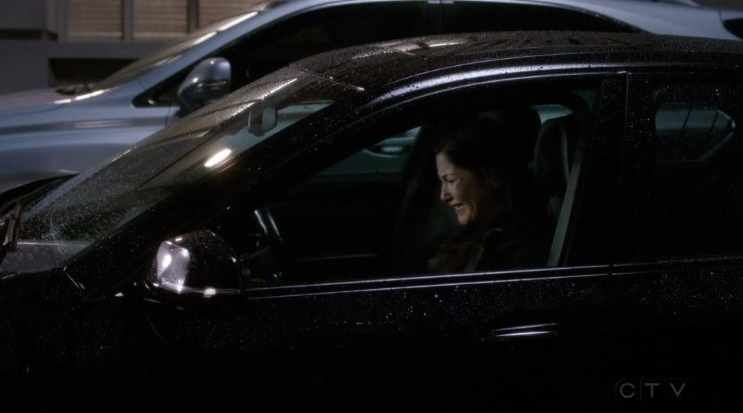 Eliza llorando en el coche