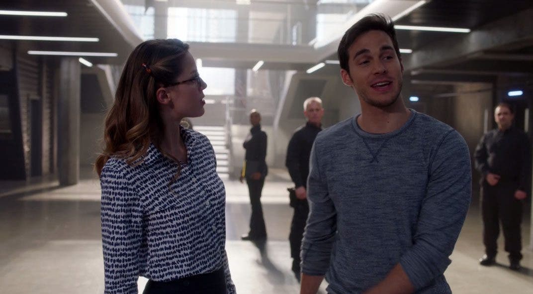 Kara y Mon-El en la DEO
