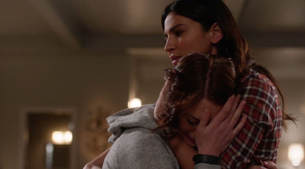 Maggie consolando a Alex