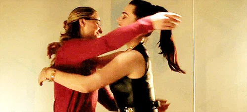 Kara y Lena se abrazan