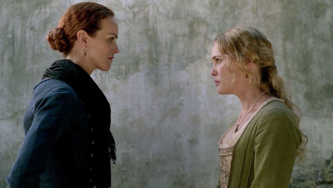 Eleanor y la señora Hudson hablando