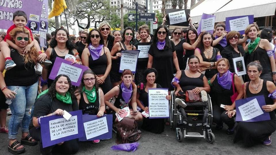 Mujeres marchando manifestación argentina