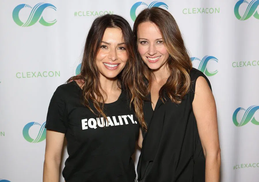 Sarah Shahi y Amy Acker en la ClexaCon