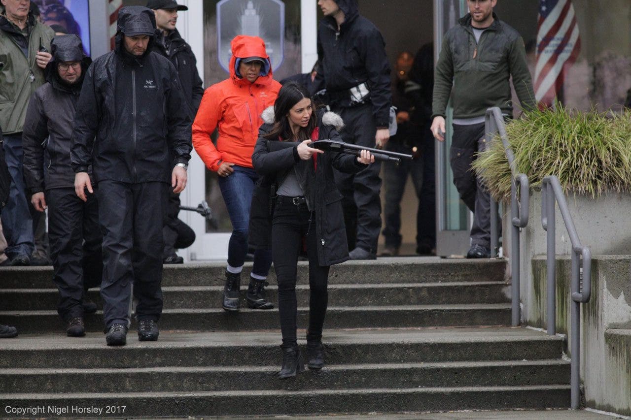 Maggie Sawyer con escopeta