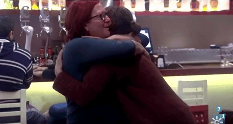 Este emotivo vídeo de una señora apoyando a una chica lesbiana te alegrará el día