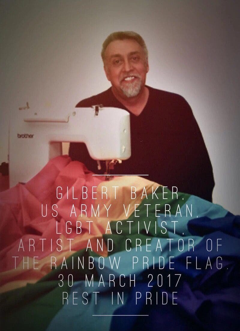 Gilbert Baker con la bandera gay