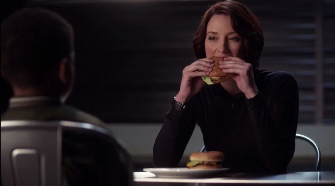 Alex Danvers comiendo hamburguesas
