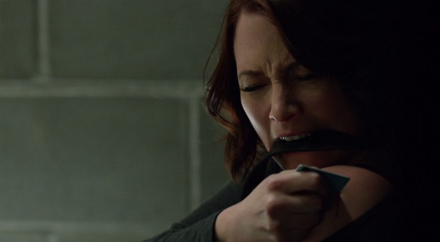 Alex Danvers quitándose el chip