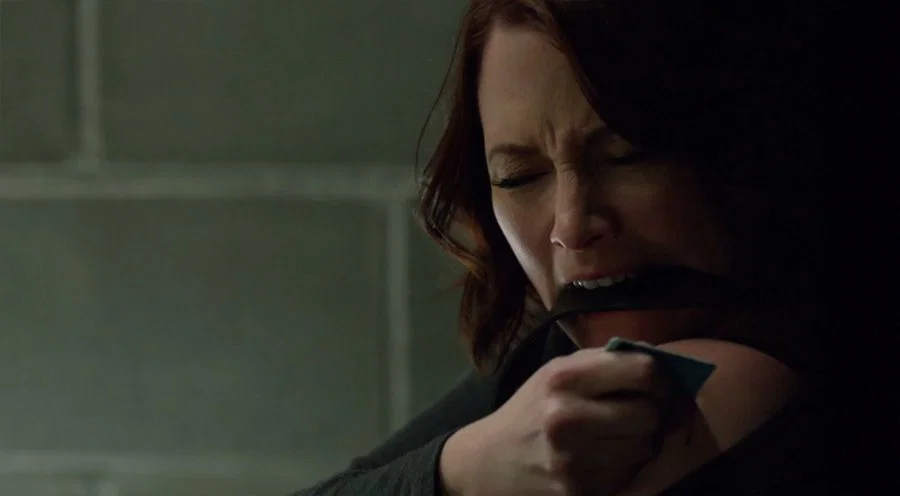 Alex Danvers quitándose el chip