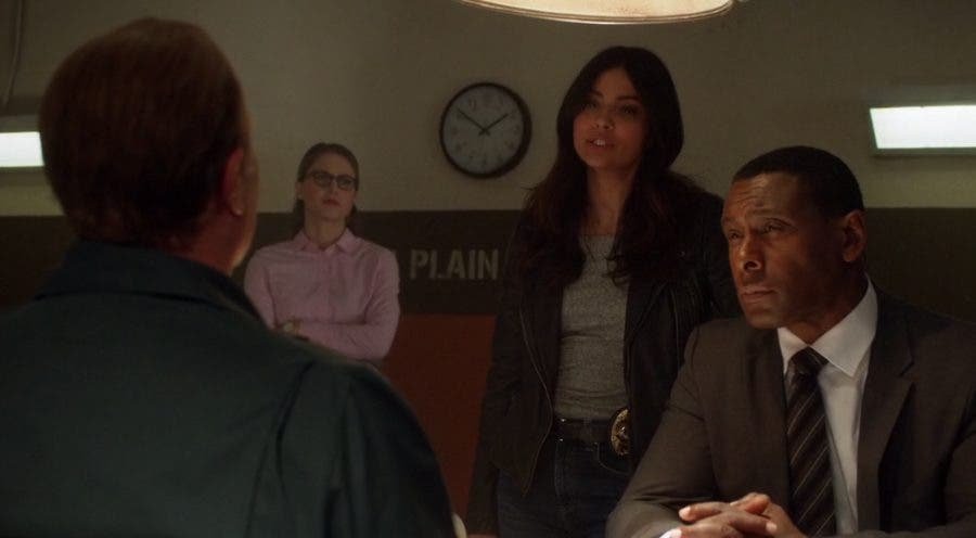 Maggie, Kara y John interrogan al preso