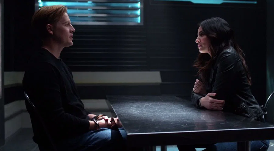 Maggie Sawyer interrogando al detenido