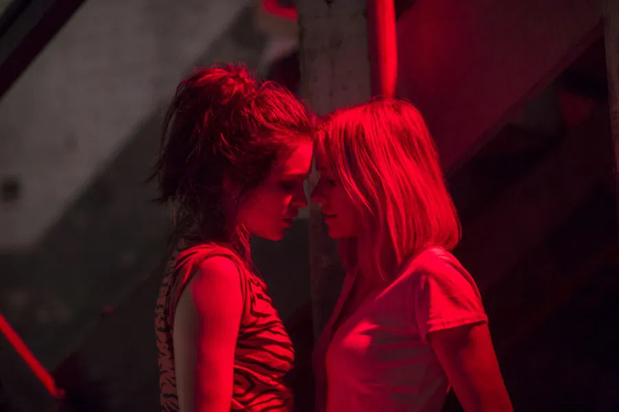 Sophie Cookson y Naomi Watts en Gypsy