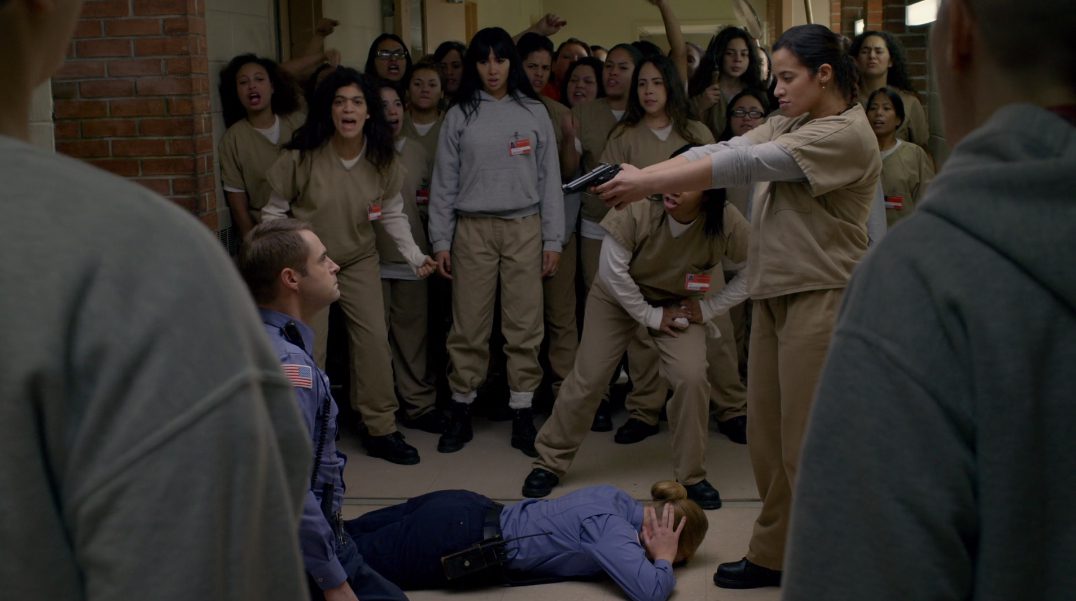 Daya apuntándole al guardia OITNB