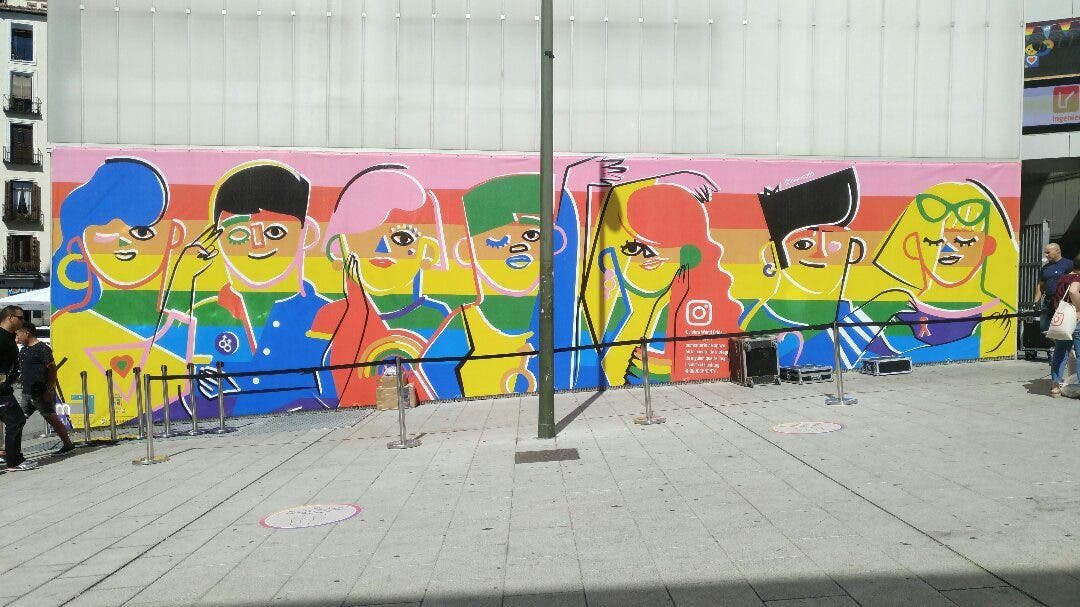 ¡Instagram celebra el Orgullo LGBT con un mural super lesbicanario en Madrid!